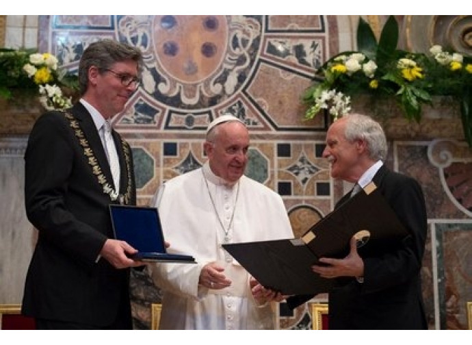 Papa Francesco riceve premio Carlo Magno Papa Francesco riceve premio Carlo Magno